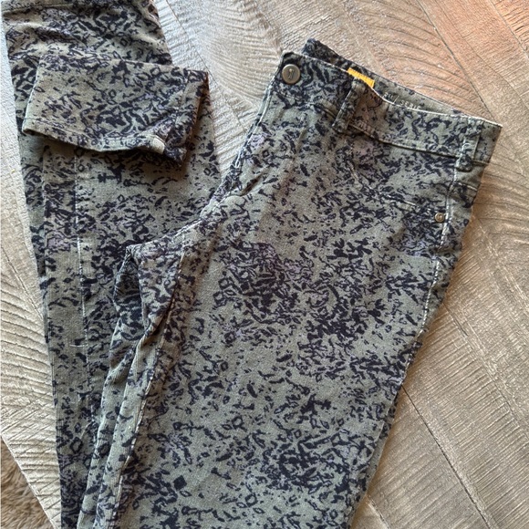 Pilcro Skinny Pants in Black and Olive - Picture 4 of 10